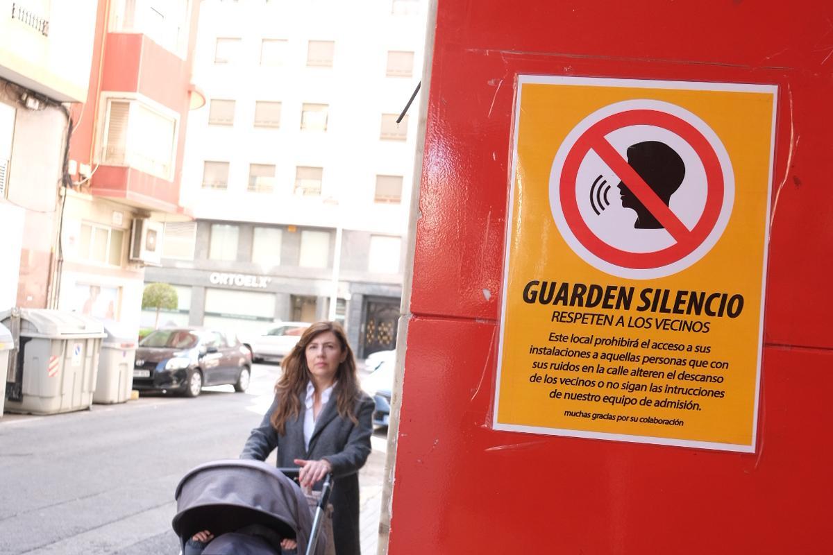 Un cartel pidiendo silencio en la discoteca del centro de Elche