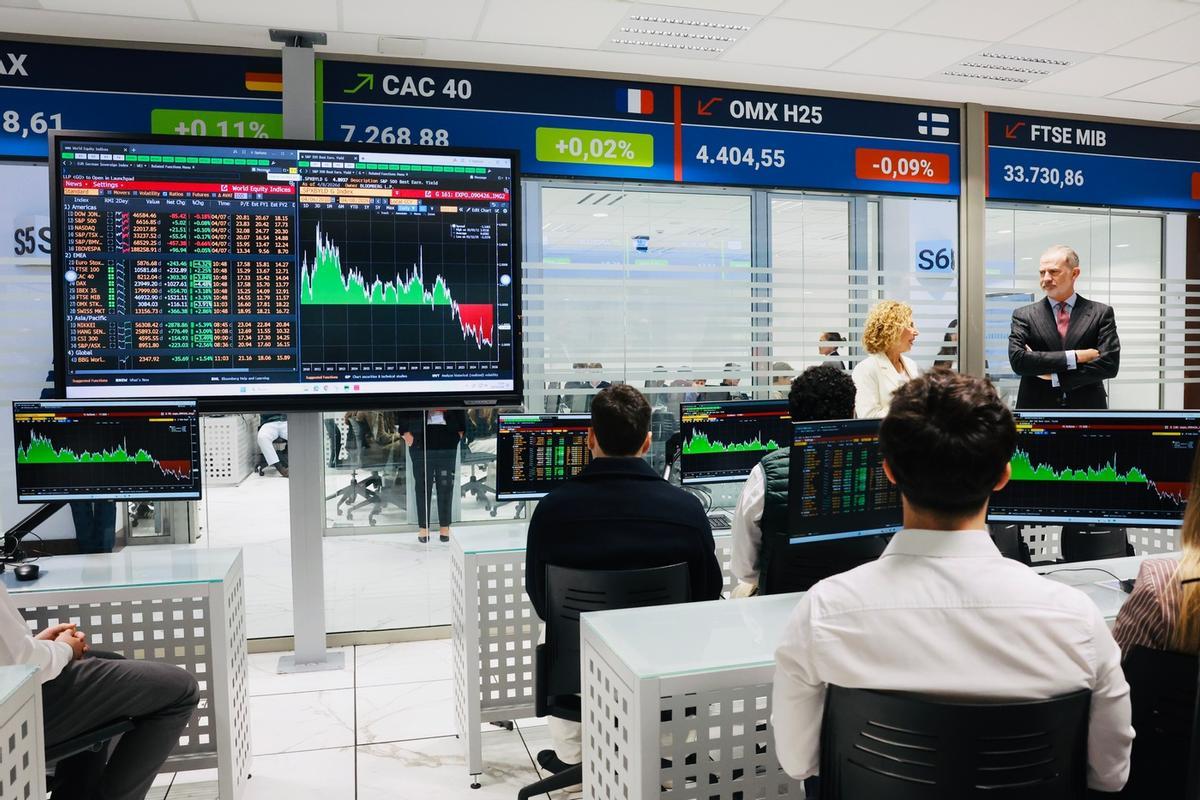 El rey, durante su visita a una de las zonas del nuevo campus del IEB en Madrid.