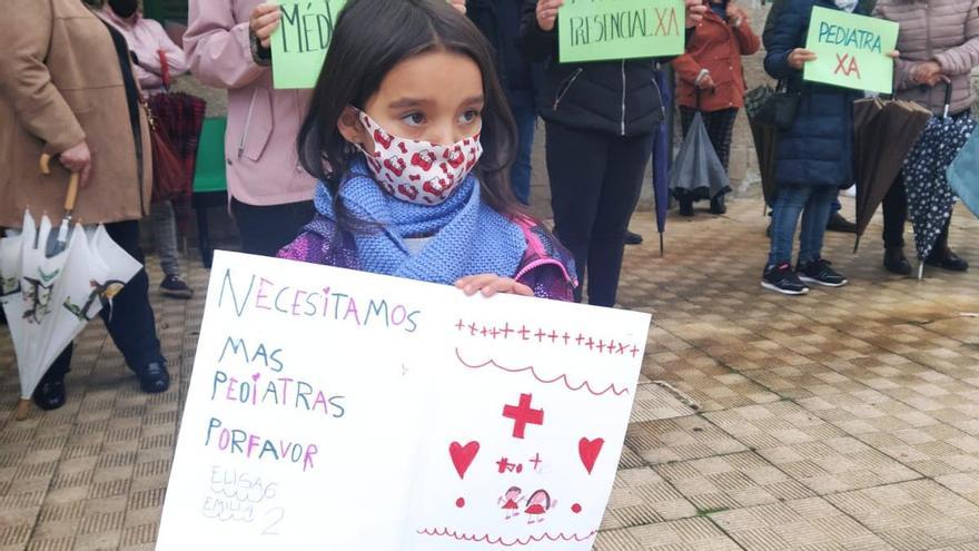 Una niña cerdedense demanda el servicio de pediatría durante una manifestación vecinal ante el centro de salud.