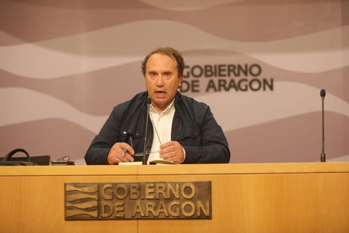 El exdirector del Inaga, Jesús Lobera, en una rueda de prensa en la que defendió la legalidad de los proyectos de energías renovables en la provincia de Teruel, en el mes de mayo de 2023.