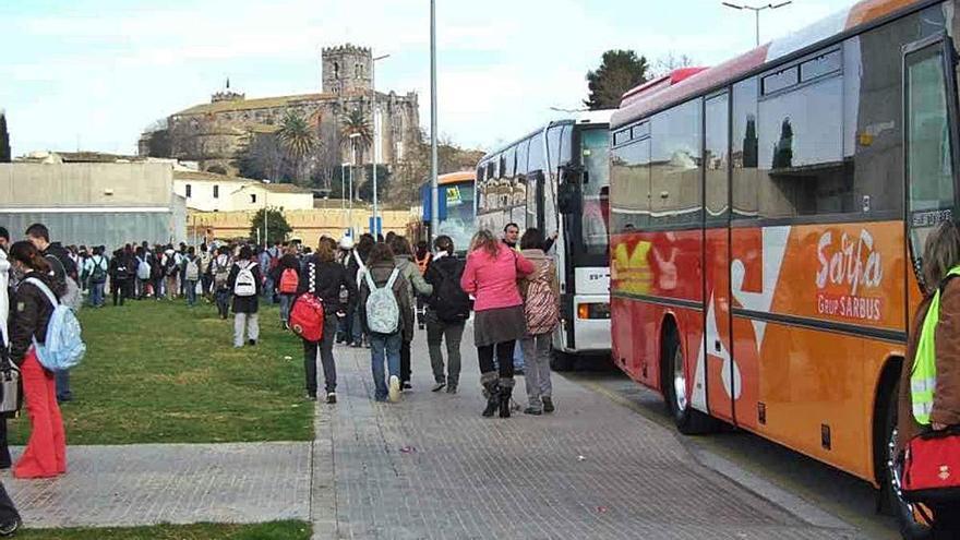 Un dels autocars de transport escolar (arxiu).