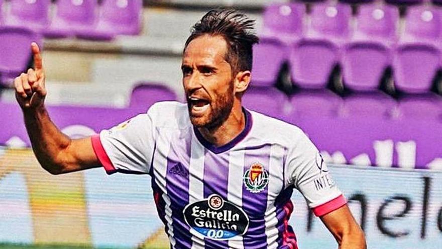 Míchel celebra un gol con la camiseta del Real Valladolid.