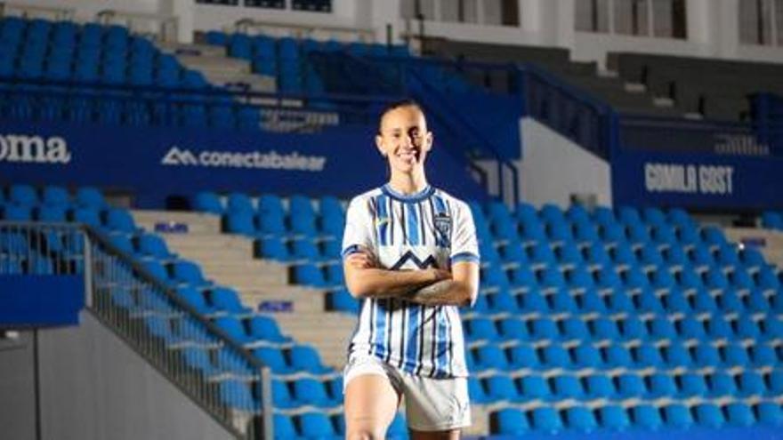 Virginia Torrecilla posa el lunes con su nueva camiseta en el estadio Balear.