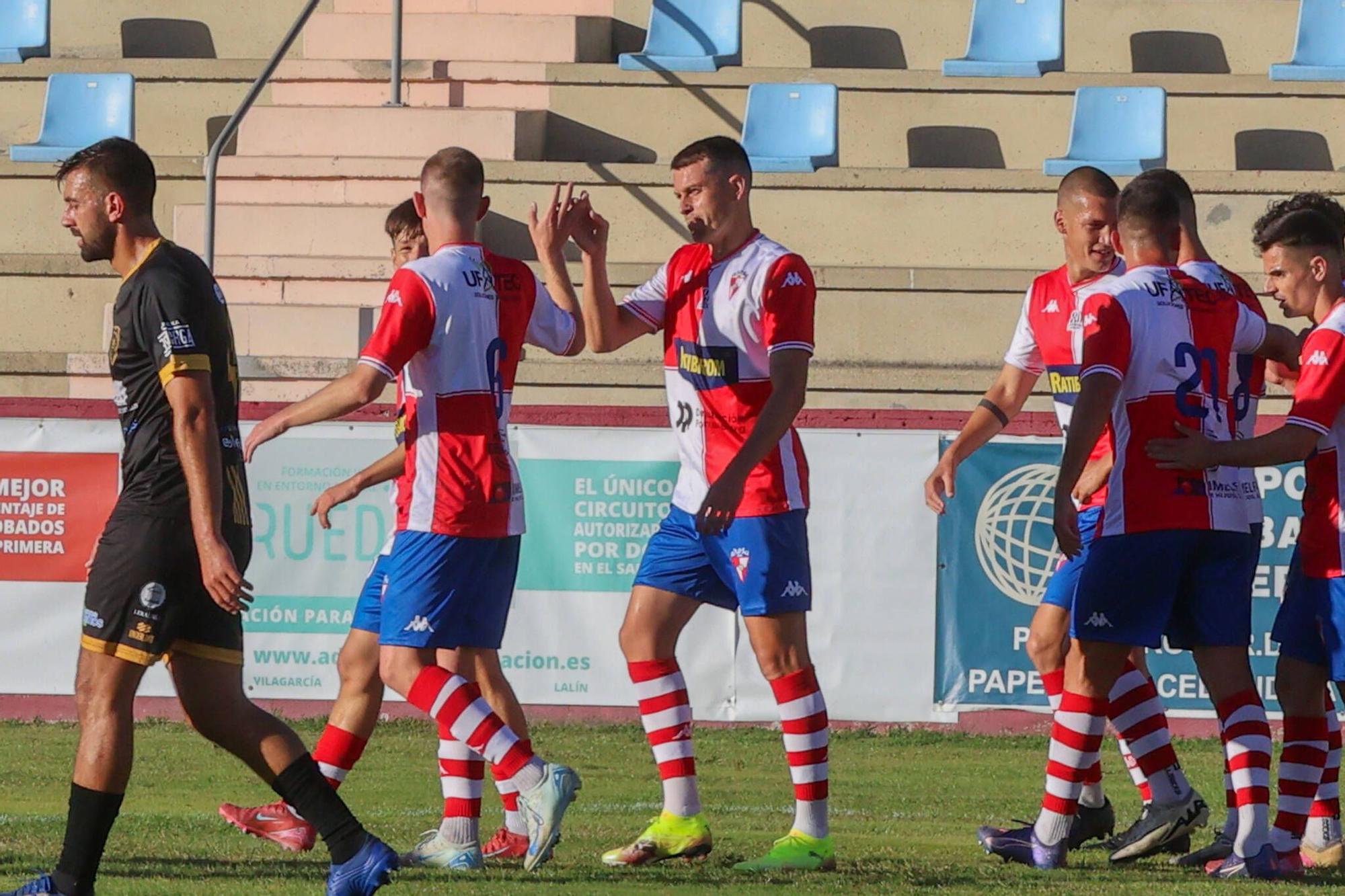 Las imágenes de la contundente victoria del Arosa al Barbadás (3-0)