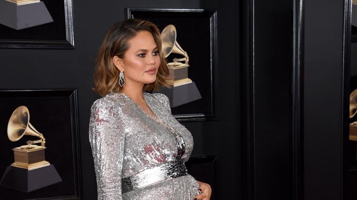 Chrissy Teigen, todo al plata en la alfombra roja de los Grammy 2018
