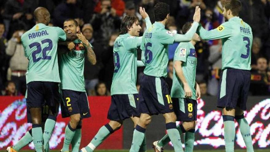 Los jugadores del Barcelona celebran uno de los goles de anoche contra el Hércules. / heino kalis