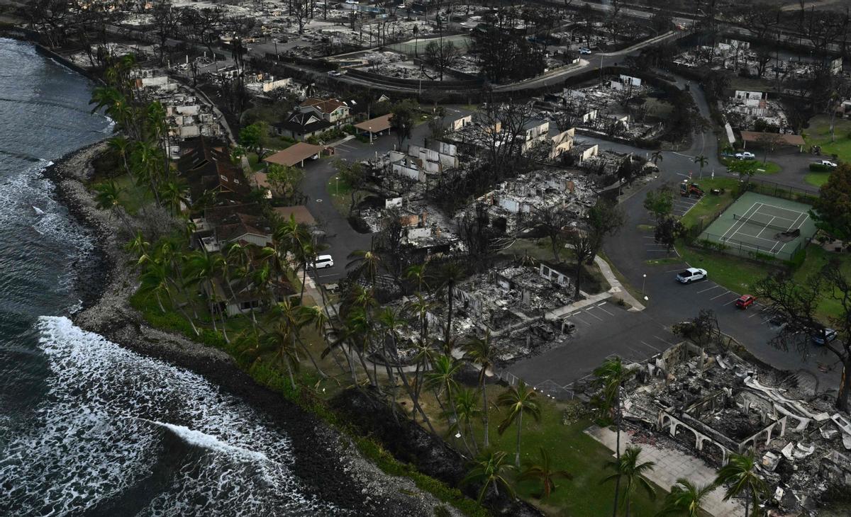 El fuego destruye la localidad de Lahaina, en Hawái