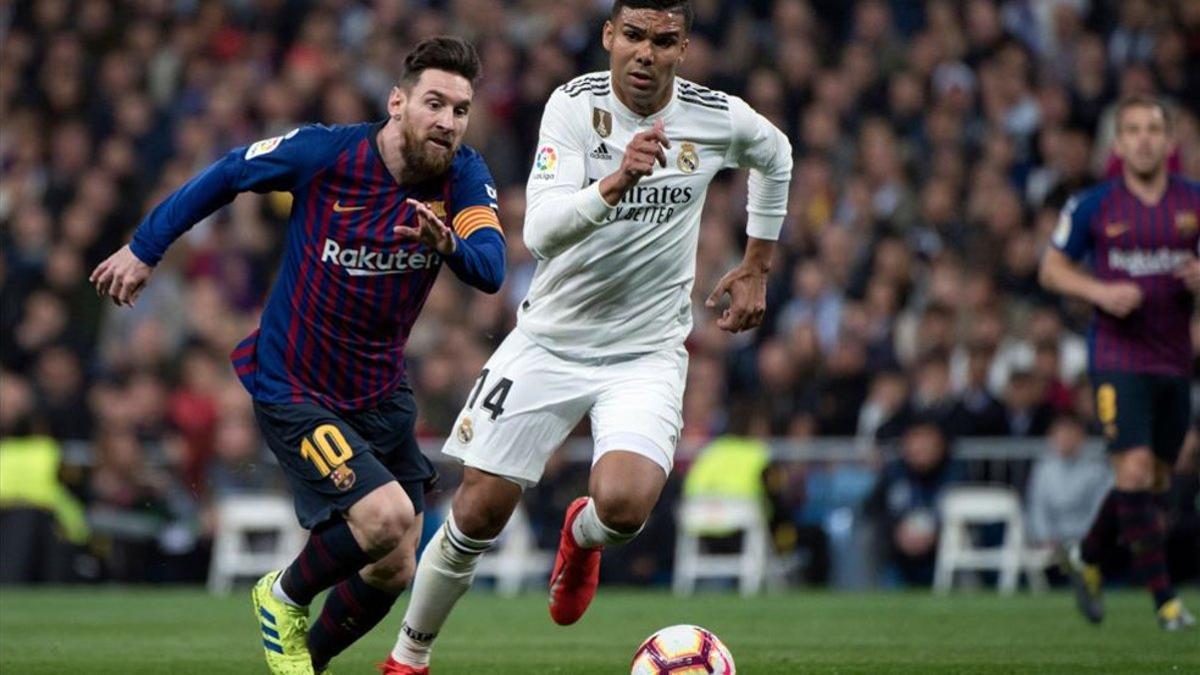 Messi trata de zafarse del agobio de Casemiro
