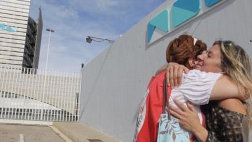 Dos trabajadoras se abrazan a la puerta de RTVV en Burjassot. Foto: Fernando Bustamante