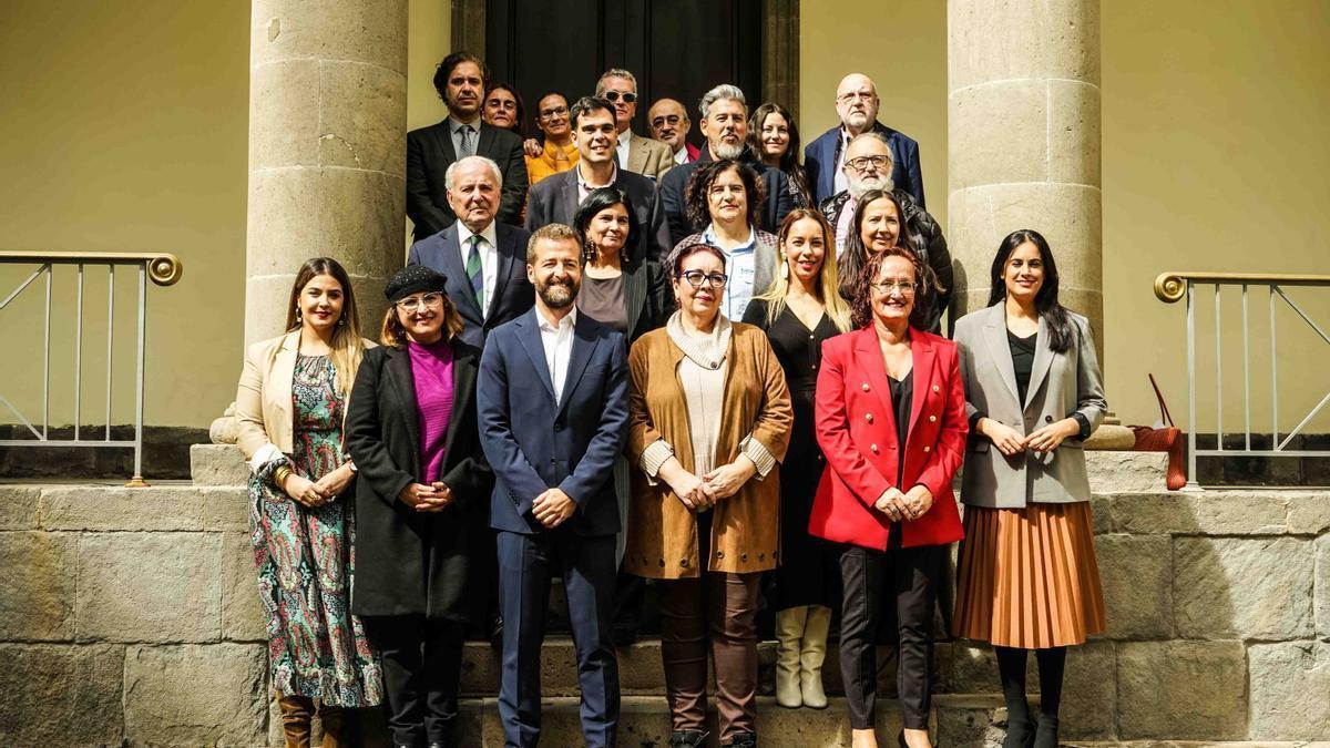 Foto de familia tras la la aprobación de la Ley del Sistema Público de Cultura de Canarias, hoy, en el Parlamento de Canarias.