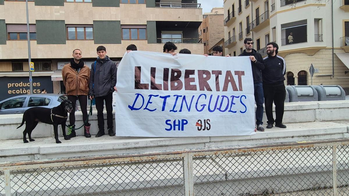 VÍDEO | En libertad con cargos los dos activistas del Sindicat d'Habitatge detenidos por la ocupación de un local en Palma