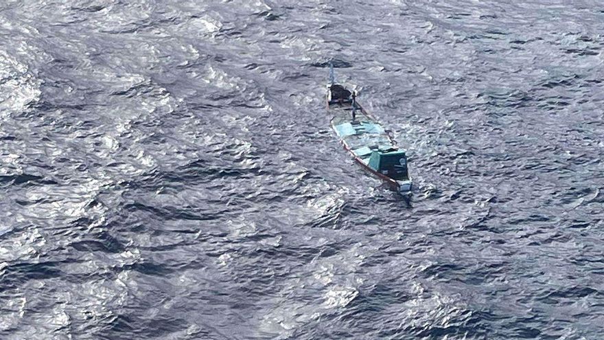 RESCUE OPERATION IN CANARY ISLANDS |  9 individuals saved by helicopter from a sinking boat 111 kilometres off the coast of El Hierro