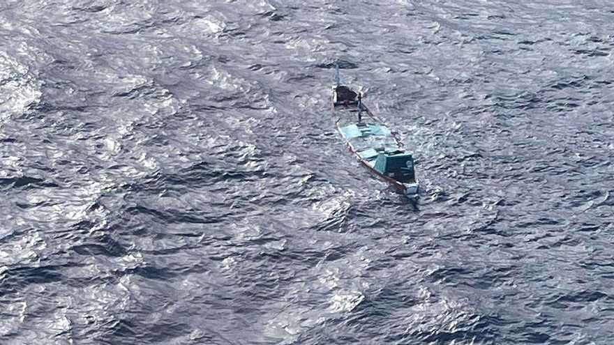 Un helicóptero rescata 9 personas de un cayuco hundiéndose a 111 kilómetros de El Hierro