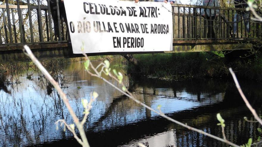 Pancarta en contra de Altri en un puente sobre el Ulla, a su paso por Monterroso. |  // ULLOA VIVA