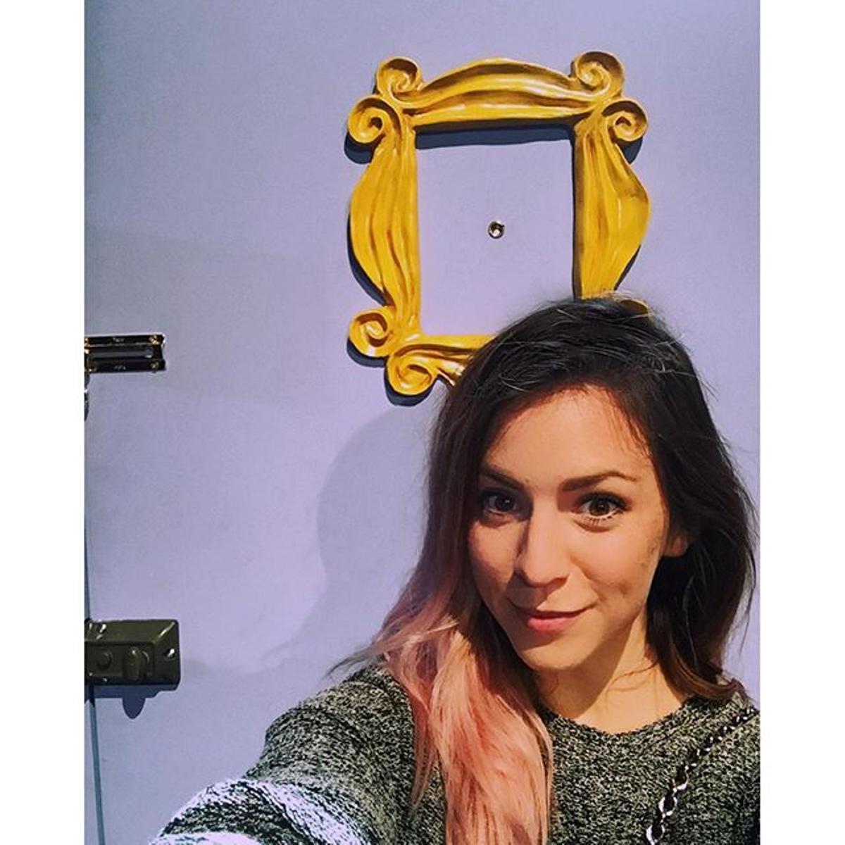 Gemma Styles en el set de rodaje de 'Friends'