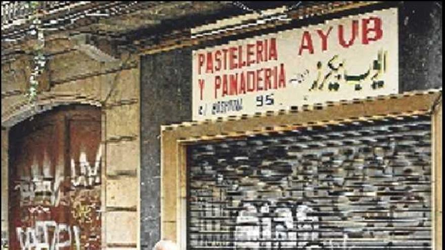 Fachada de la panadería de uno de los 14 detenidos en el Raval de Barcelona