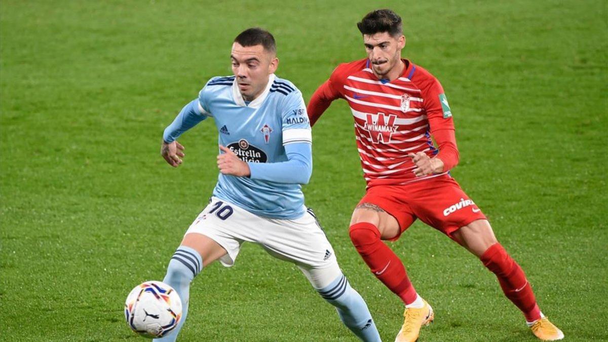 Aspas protege el balón ante un jugador del Granada