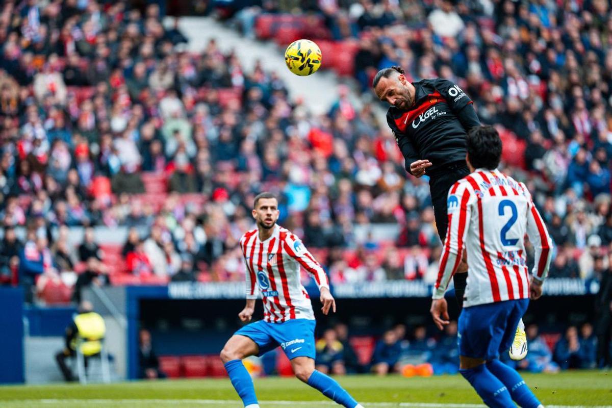 Muriqi cabecea durante el partido ante el Atlético.