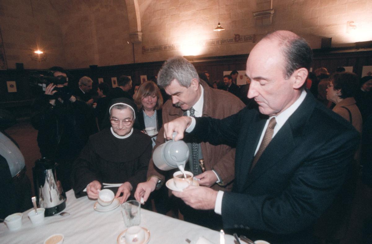 Pascual Maragall, Miquel Roca y miembros del consistorio en el recibimiento de Santa Eulàlia 1997 de las clarisas de Pedralbes, junto a la entonces abadesa Pierrette Prat