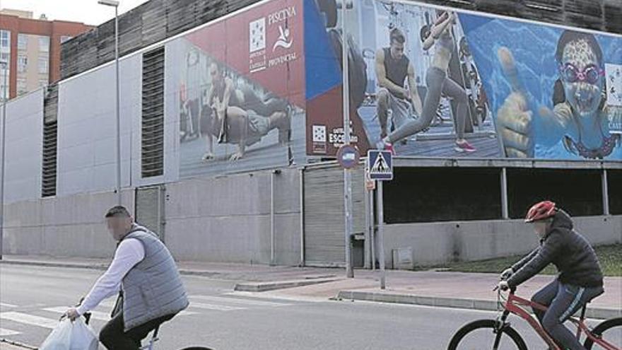 La policía va a residenciales y ‘veta’ el uso de la zona común