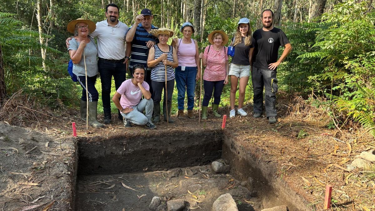 Directivos de la Comunidad de Montes de Fornelos y vecinos de Vilán, junto al arqueólogo Benito Vilas (dcha.) en el yacimiento.