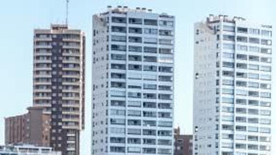 Las torres a derribar en zona de servidumbre marítima.