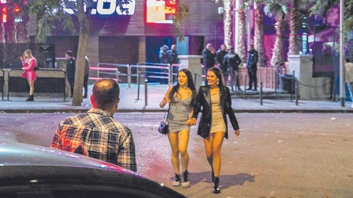 Un pare recull dues noies davant de la porta de la discoteca Cocoa, a Mataró