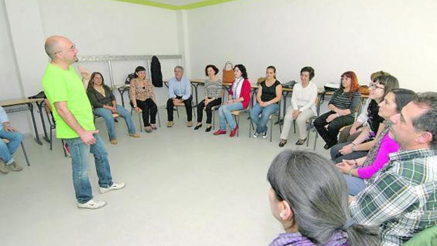 Maxi Rodríguez, de pie, durante el taller que impartió ayer en el IES Bernaldo de Quirós a profesores de asturiano.