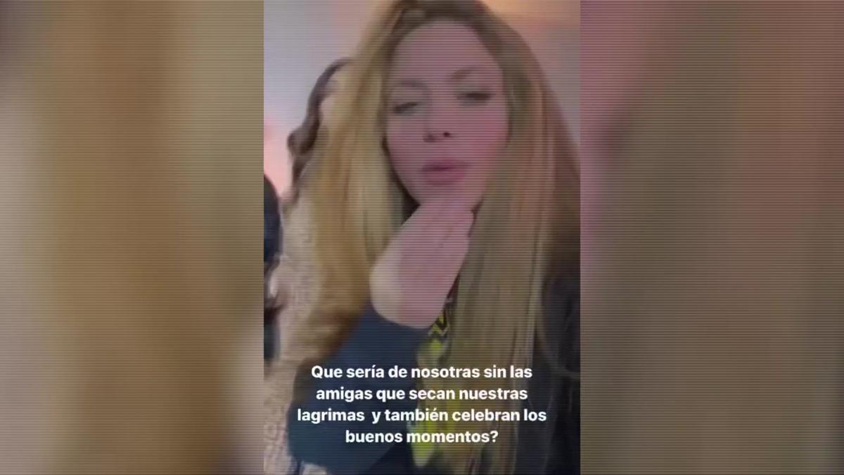 Shakira celebra l’èxit del seu nou ‘single’ ballant i rient en una festa amb amigues