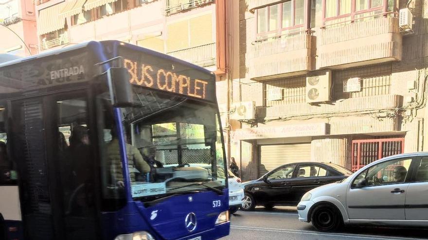 Esquerra Unida-Podem denuncia la saturación de la línea de bus 24 entre San Vicente y Alicante