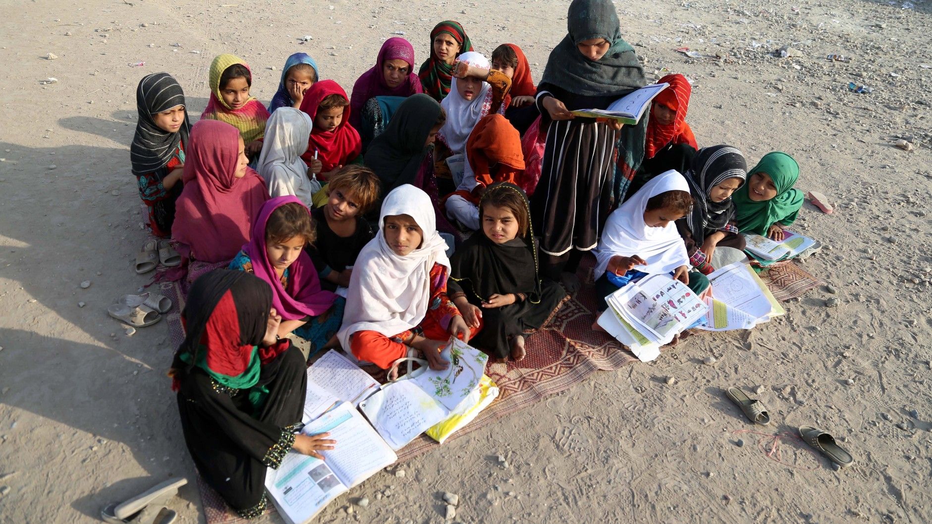 Varias niñas afganas asisten a clase a las afueras de Jalalabad, en octubre de 2017