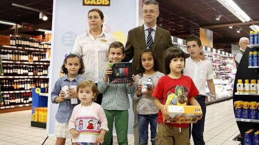 Representantes de Gadis, con los niños premiados.