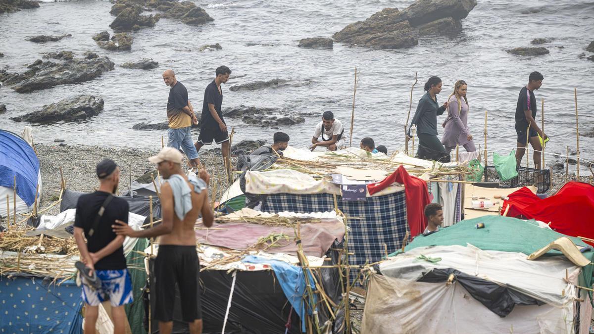 Un migrante marroquí, herido en Ceuta tras recibir dos puñaladas en una pelea con otro en la playa