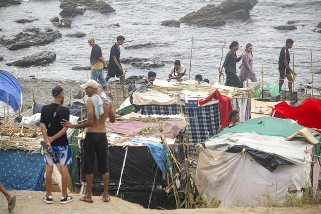 Un migrante marroquí, herido en Ceuta tras recibir dos puñaladas en una pelea con otro en la playa