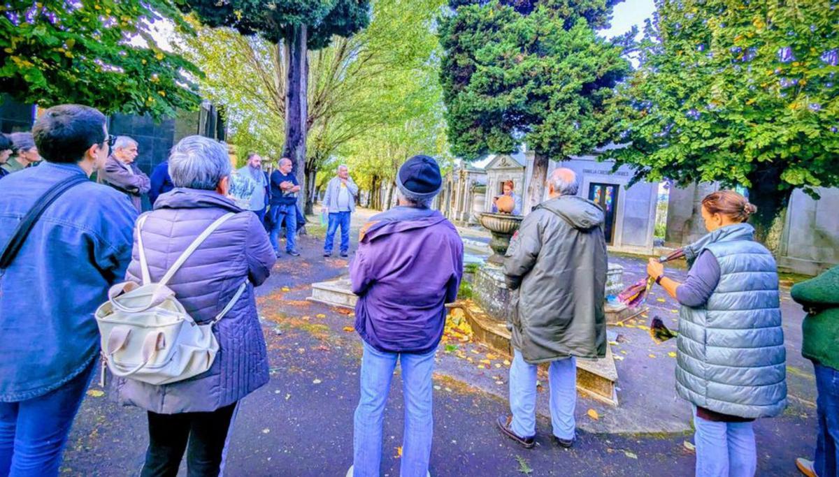 Os Ninguéns recuerda a los fallecidos sin hogar.  Como todos los años, el colectivo social Os Ninguéns rindió homenaje a los fallecidos sin hogar o en condiciones de pobreza, enterrados en Pereiró.