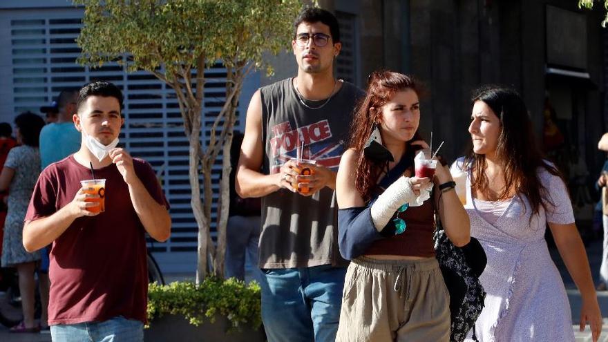 Jóvenes por el centro de Valencia.