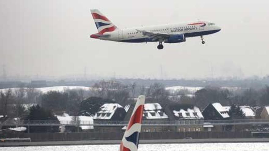 Avión de British Airways en el aeropuerto de Heathrow.