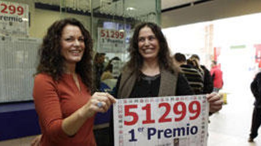 Celebración por el primer premio de la Lotería en la administración de La Calzada.