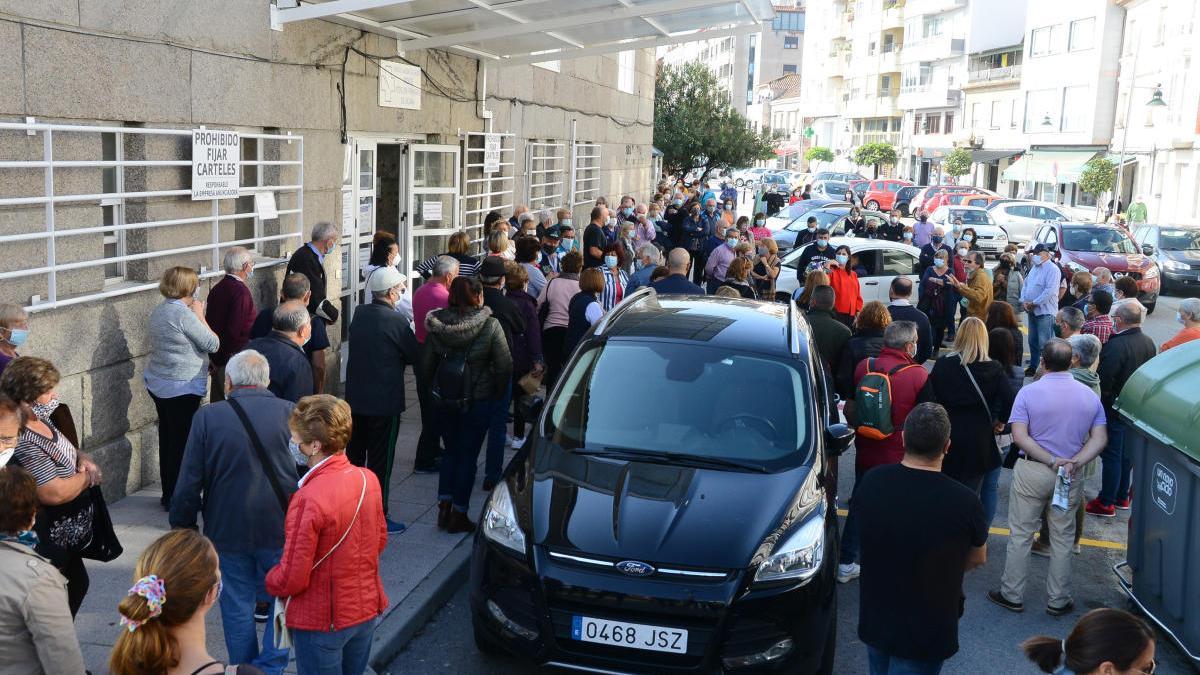 Concentración vecinal esta mañana ante el centro de salud de Moaña.//G.N.