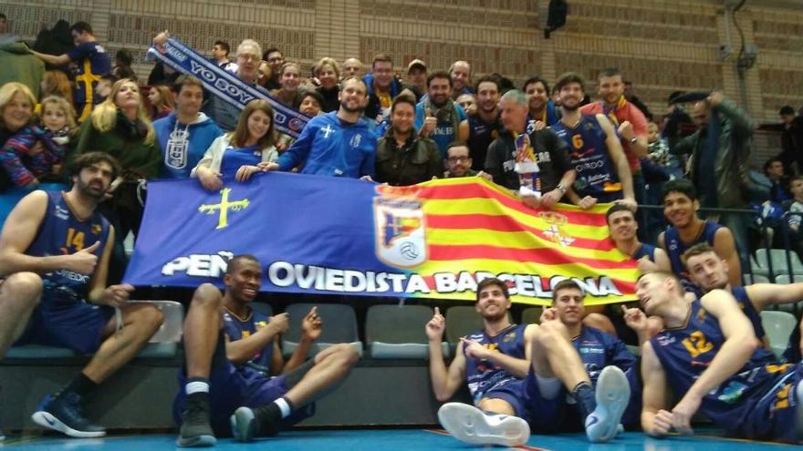 Los jugadores del Unión Financiera celebran la victoria con la Peña Oviedista de Barcelona