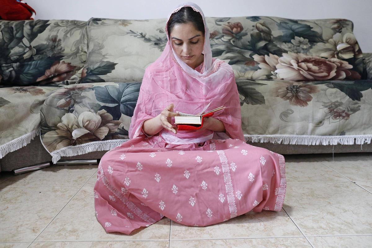 Daljit Kaul, llegint el llibre sagrat.