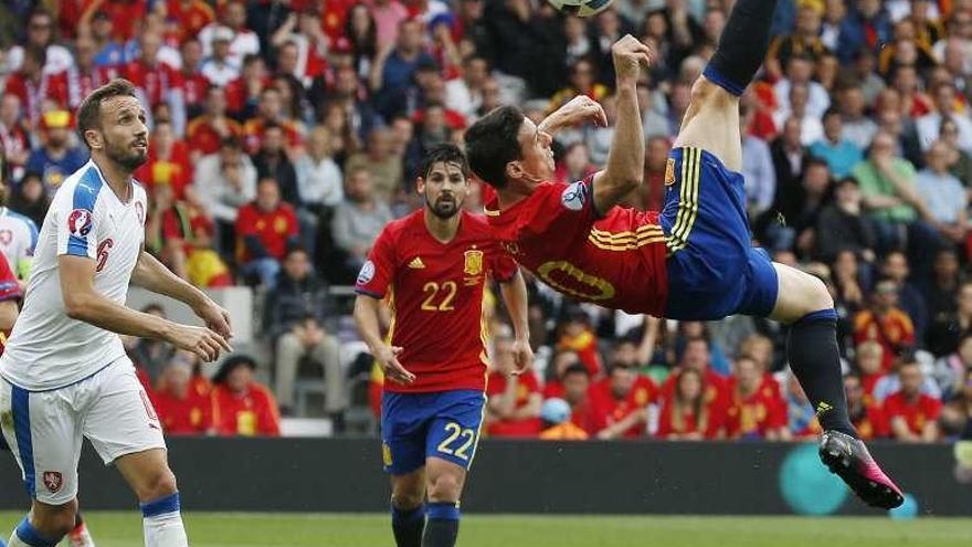 Aduriz, del Athletic, remata de chilena en un partido con España.