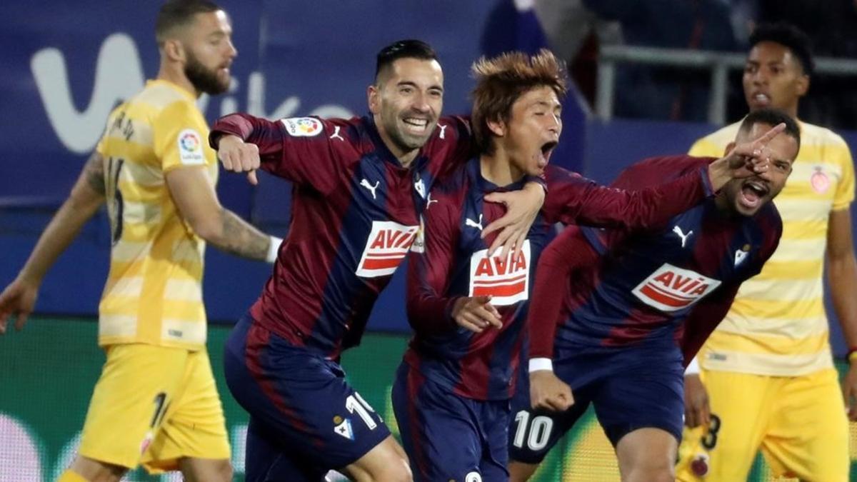 Inui celebra con Charles y Bebé el primer gol del Eibar ante el Girona.