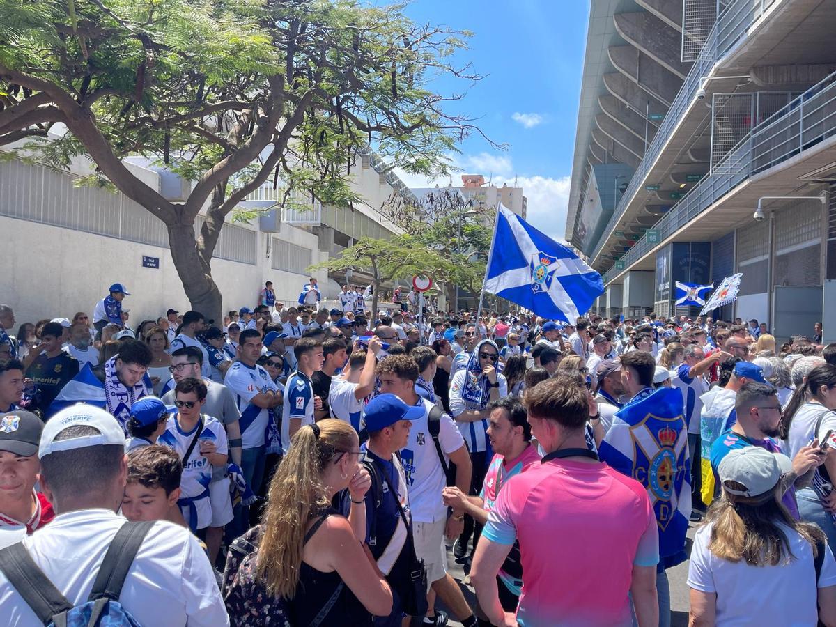Afición del CD Tenerife esperando la llegada de los jugadores por fuera del Heliodoro.