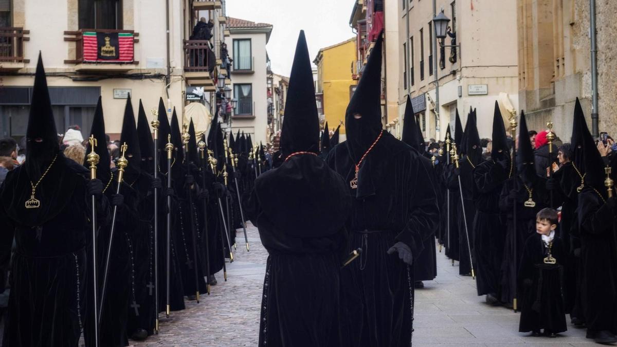 Un momento de la procesión del Santo Entierro.