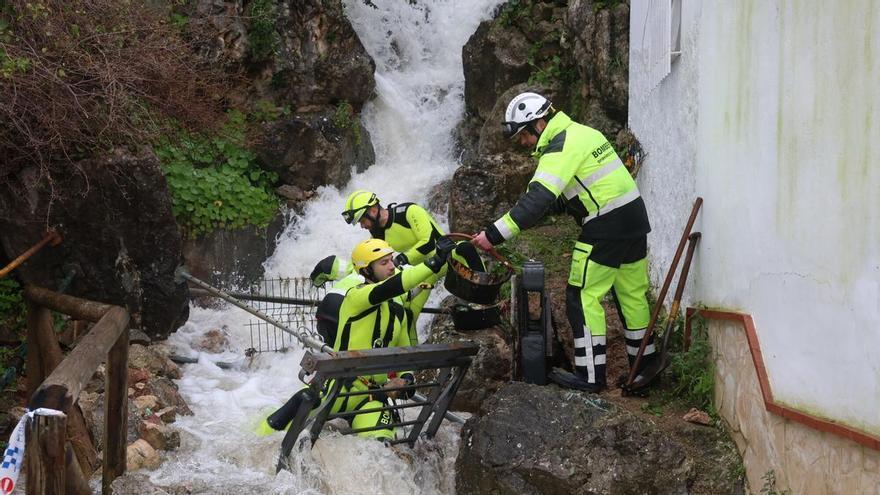 Meses de obras, carreteras reventadas y  30 desalojados con el sol fuera: la cicatriz que dejan las borrascas en Ubrique