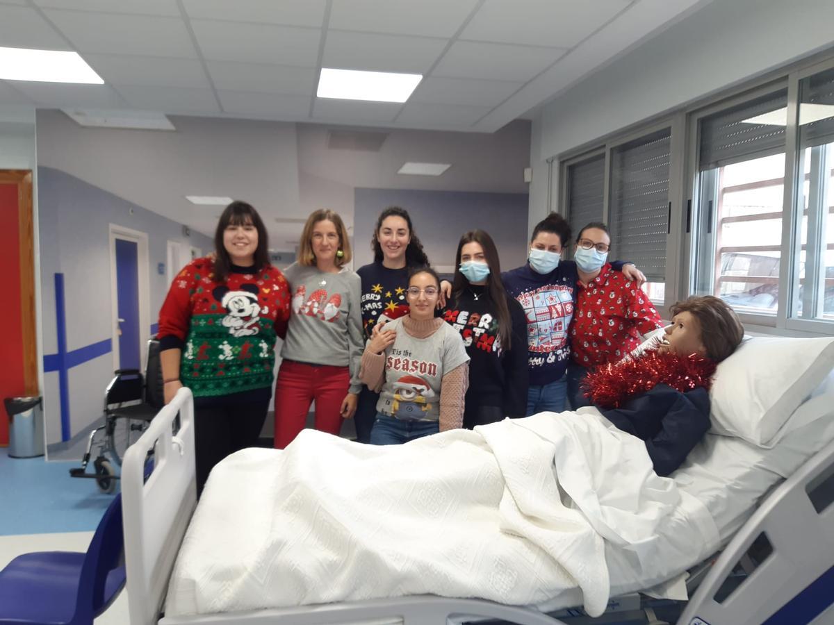 Alumnos del IES María de Molina con sus jerséis navideños.
