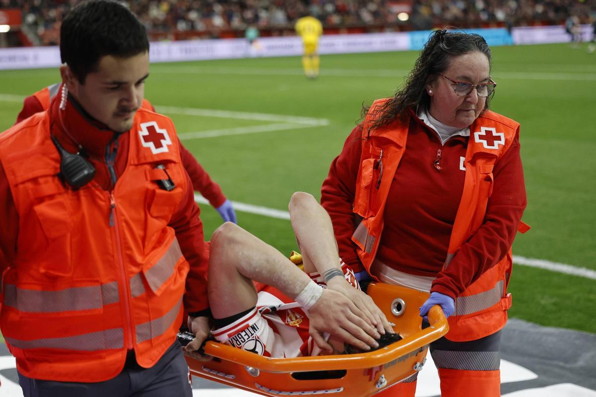 Andrés Ferrari, retirado en camilla.