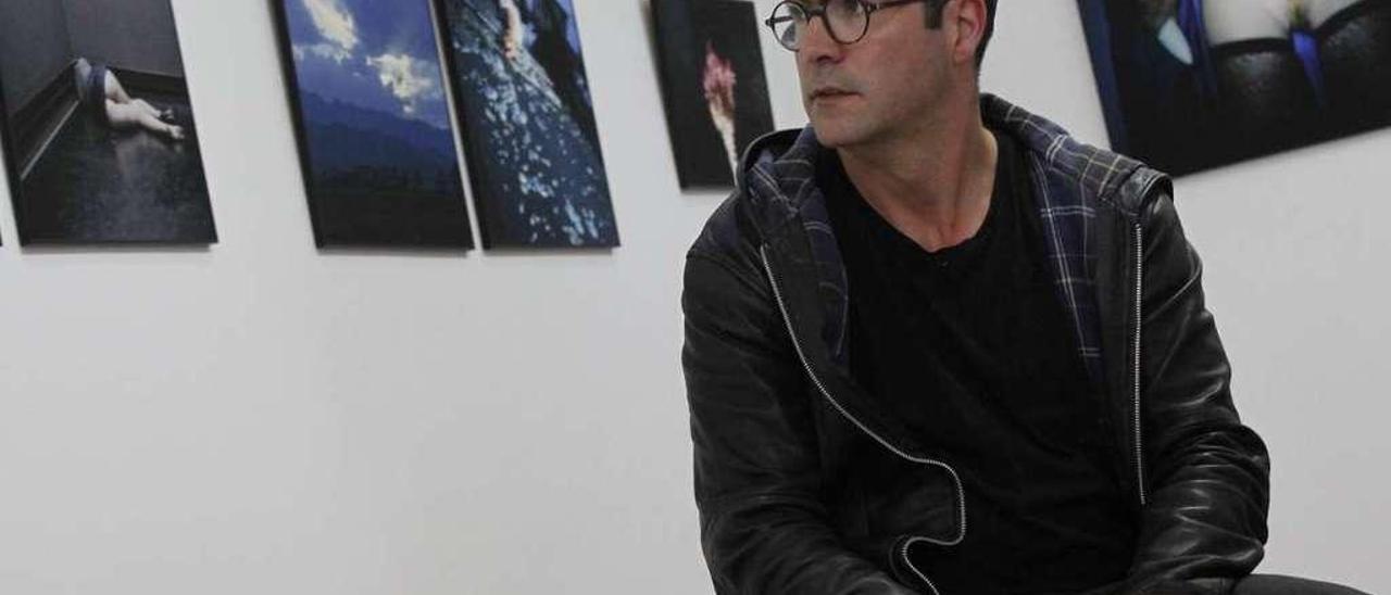 Alessander Ochoa Argazki, frente a algunas de las fotografías de la exposición. // José Lores