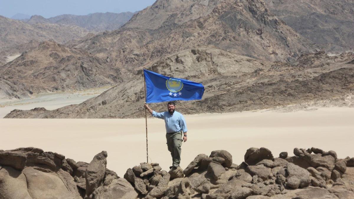 El estadounidense Jeramiah Heaton, en la &quot;tierra de nadie&quot; de Bin Tawil de la que se apropió, entre Egipto y Sudán.